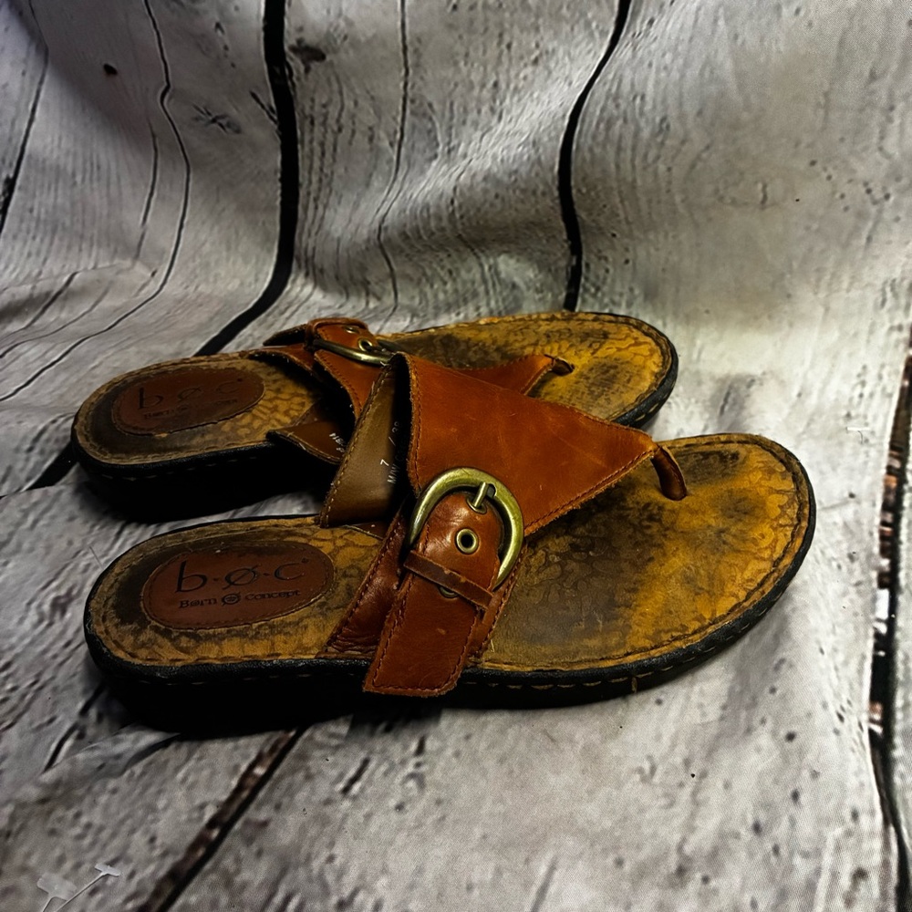 B.O.C Born Cognac Brown Leather T Strap Flip Flop Sandals Gold Buckle Sz 7 AS IS